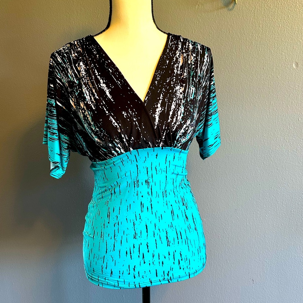 VIA VAI USA V neck top. Size medium.